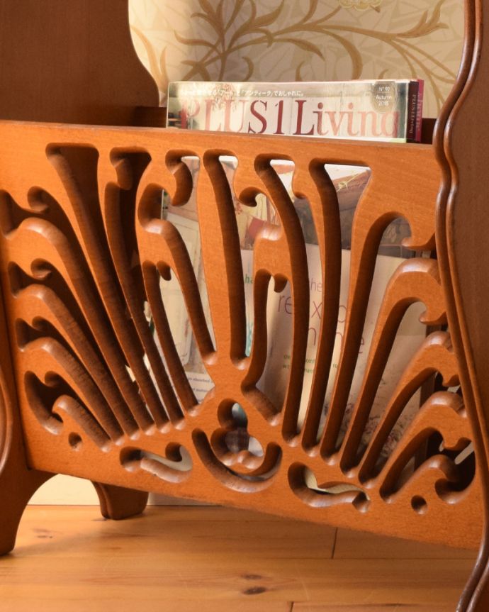 マガジンラック　アンティーク家具　透かし彫りが美しいマガジンラック、サイドテーブルにもなるアンティークマガジンラック 。美しい透かし彫りが、お部屋を華やかにしてくれます。(j-1884-f)