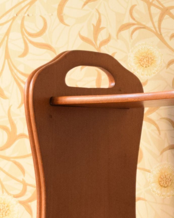 マガジンラック　アンティーク家具　透かし彫りが美しいマガジンラック、サイドテーブルにもなるアンティークマガジンラック 。持ち手が付いているので、色々なお部屋への移動もらくらくです。(j-1884-f)