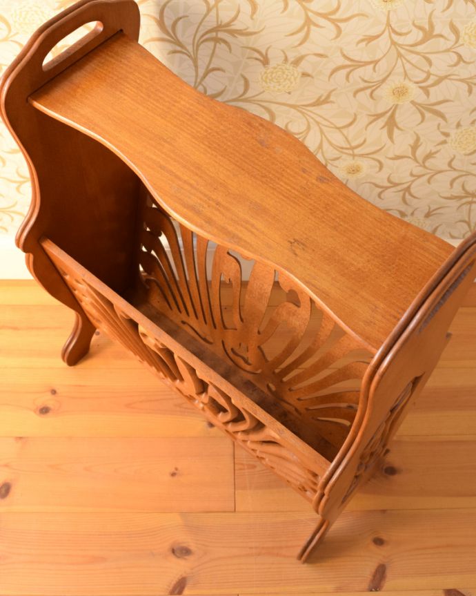 マガジンラック　アンティーク家具　透かし彫りが美しいマガジンラック、サイドテーブルにもなるアンティークマガジンラック 。メンテナンスしているので安心してお使いいただけます。(j-1884-f)