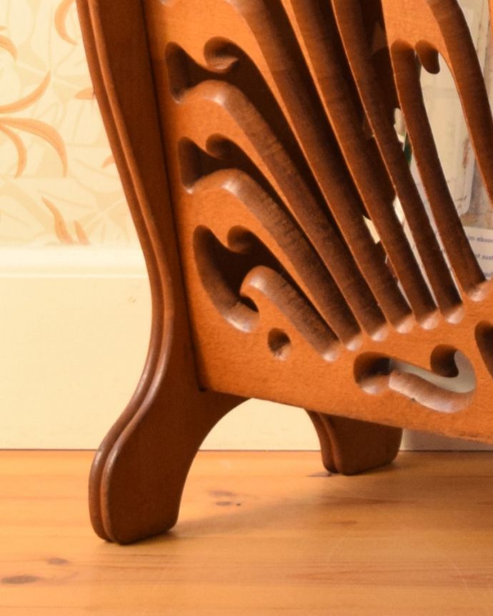 マガジンラック　アンティーク家具　透かし彫りが美しいマガジンラック、サイドテーブルにもなるアンティークマガジンラック 。メンテナンスしているので安心してお使いいただけます。(j-1884-f)