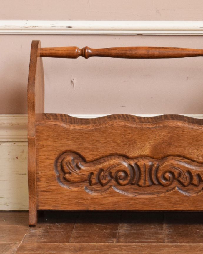 マガジンラック　アンティーク家具　フランス輸入のアンティーク家具、フェザーの彫りが素敵な木製マガジンラック。ベッドやソファの横など、どこにでもちょこんと置けるコンパクトサイズで便利です。(j-1885-f)