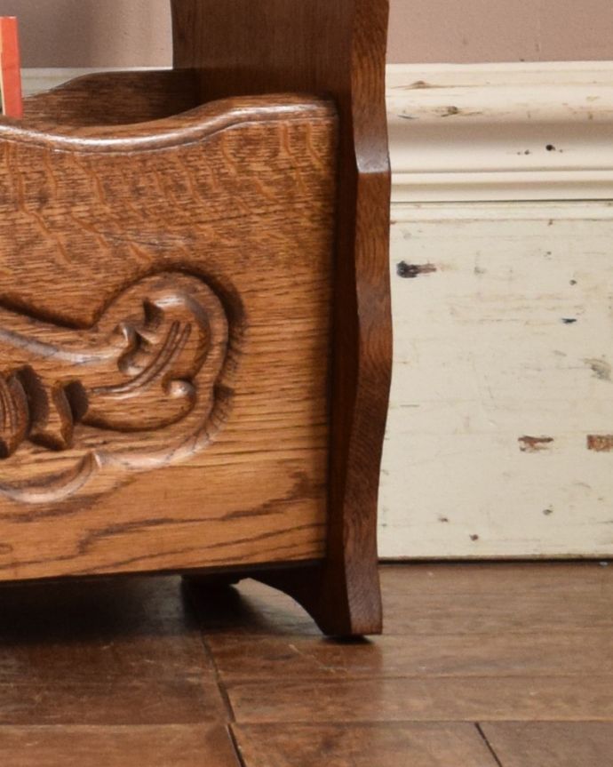 マガジンラック　アンティーク家具　フランス輸入のアンティーク家具、フェザーの彫りが素敵な木製マガジンラック。メンテナンスしているので安心してお使いいただけます。(j-1885-f)