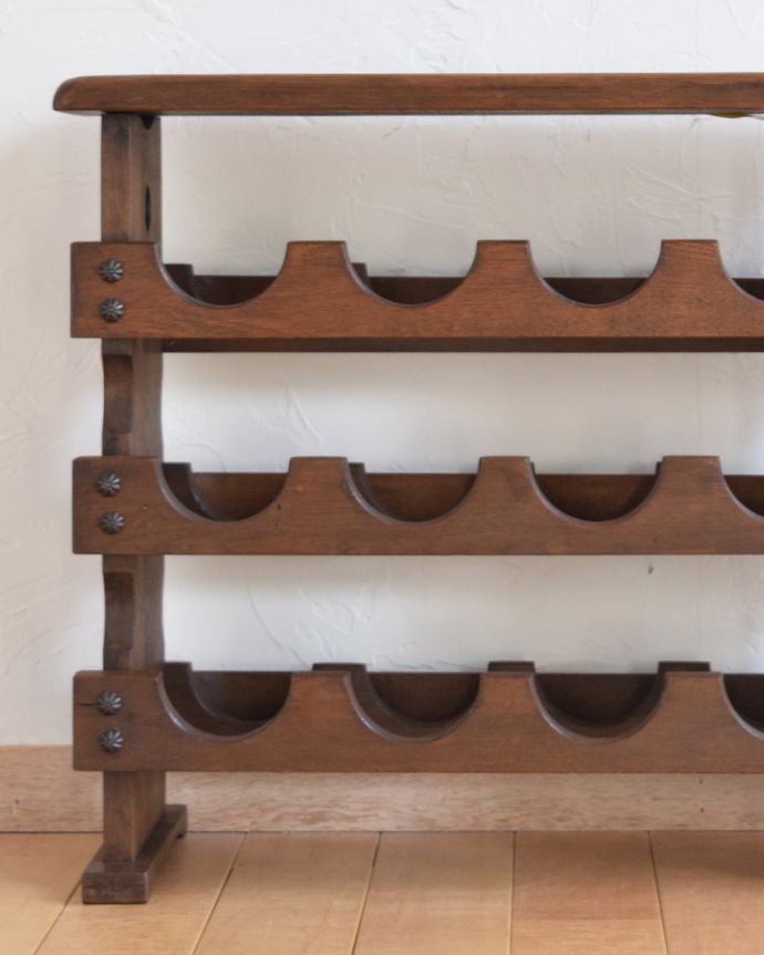 めずらしい家具　アンティーク家具　フランス輸入のオーク材、アンティーク木製ワインラック（12本用）。ホームパーティーを盛り上げ、夜の晩酌タイムがより楽しみになる事間違いなしです。(j-1886-f)