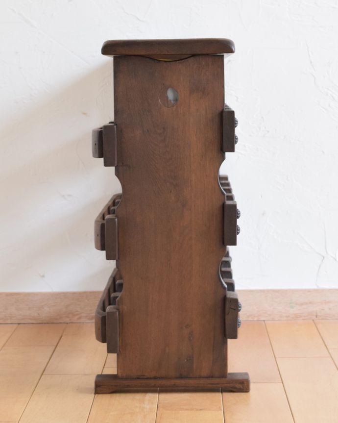 めずらしい家具　アンティーク家具　フランス輸入のオーク材、アンティーク木製ワインラック（12本用）。アンティークは新品ではないので、経年変化によるキズはありますが、専門の職人によって目立たないようにキレイにお直しをしています。(j-1886-f)