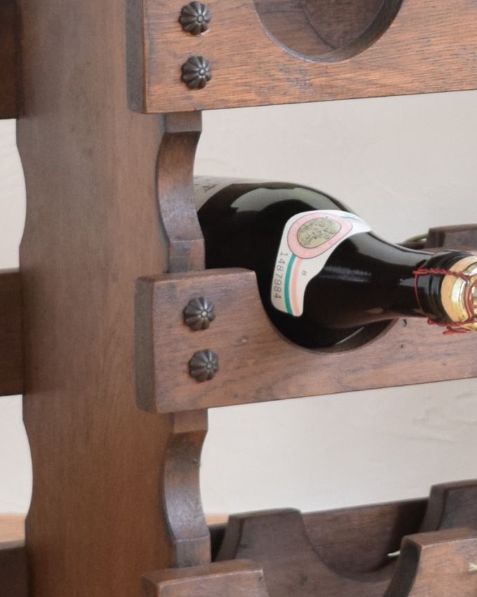 めずらしい家具　アンティーク家具　フランス輸入のオーク材、アンティーク木製ワインラック（12本用）。金具も可愛いポイントになります。(j-1886-f)