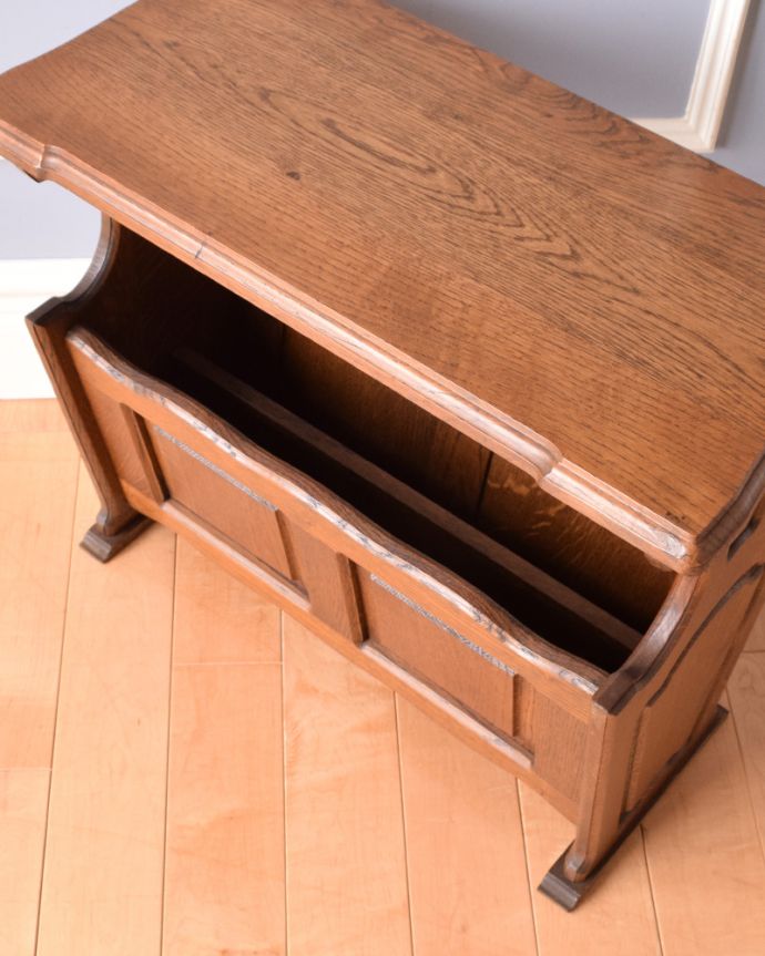 マガジンラック アンティーク家具 横から見てもお洒落なアンティーク家具、天板付きの便利なマガジンラック。中までしっかりとお手入れしています。(j-1887-f)