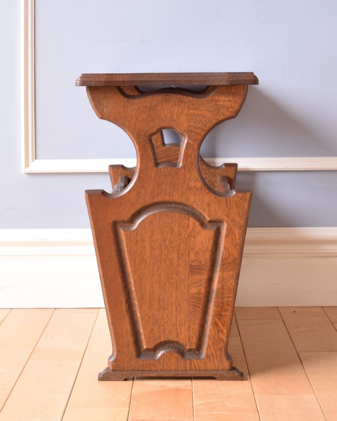 マガジンラック アンティーク家具 横から見てもお洒落なアンティーク家具、天板付きの便利なマガジンラック。アンティークは新品ではないので、もちろん経年変化によるキズはありますが、専門の職人が目立たないようキレイにお直しをしているので、どこから見てもキレイです。(j-1887-f)