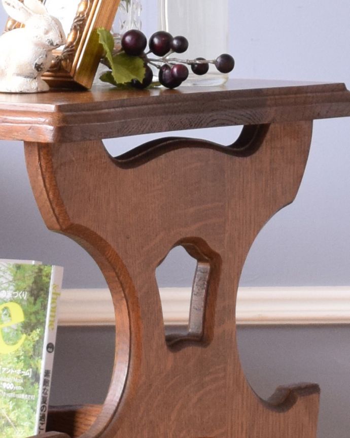 マガジンラック アンティーク家具 横から見てもお洒落なアンティーク家具、天板付きの便利なマガジンラック。デザインもオシャレ!和洋問わず、使いやすいのが魅力です。(j-1887-f)