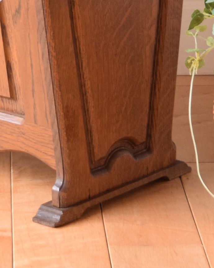 マガジンラック アンティーク家具 横から見てもお洒落なアンティーク家具、天板付きの便利なマガジンラック。メンテナンスしているので安心してお使いいただけます。(j-1887-f)