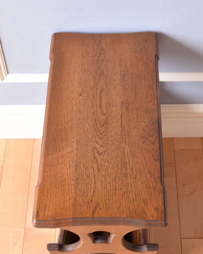 マガジンラック アンティーク家具 横から見てもお洒落なアンティーク家具、天板付きの便利なマガジンラック。天板があります。(j-1887-f)