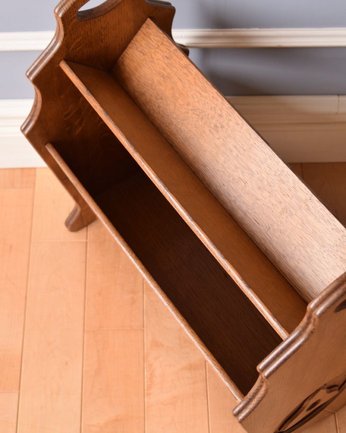 マガジンラック　アンティーク家具　上にも収納付きの便利なオーク材のアンティークマガジンラック。アンティークは新品ではないので、経年変化によるキズはありますが、 専門の職人によって目立たないようにキレイにお直しをしています。(j-1888-f)