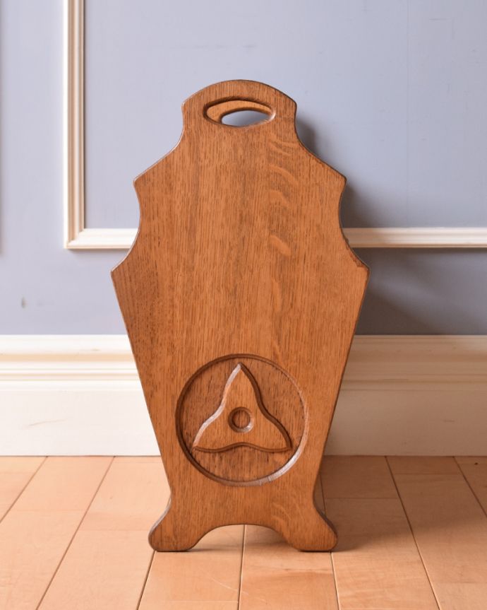 マガジンラック　アンティーク家具　上にも収納付きの便利なオーク材のアンティークマガジンラック。お花のような模様が入っています。(j-1888-f)