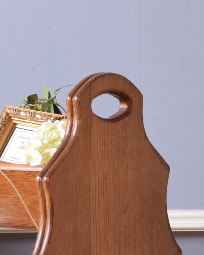 マガジンラック　アンティーク家具　上にも収納付きの便利なオーク材のアンティークマガジンラック。持ち手が付いています。(j-1888-f)