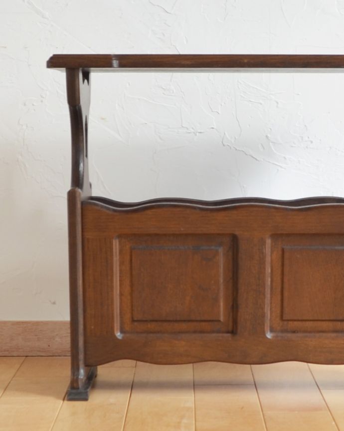 マガジンラック アンティーク家具 落ち着いたブラウンカラーのアンティーク家具、テーブル付きのマガジンラック。ベッドやソファの横など、どこにでもちょこんと置けるコンパクトサイズで便利です。(j-1889-f)