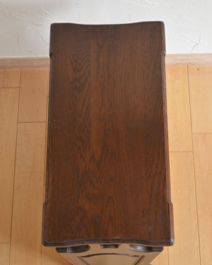 マガジンラック アンティーク家具 落ち着いたブラウンカラーのアンティーク家具、テーブル付きのマガジンラック。天板があります。(j-1889-f)