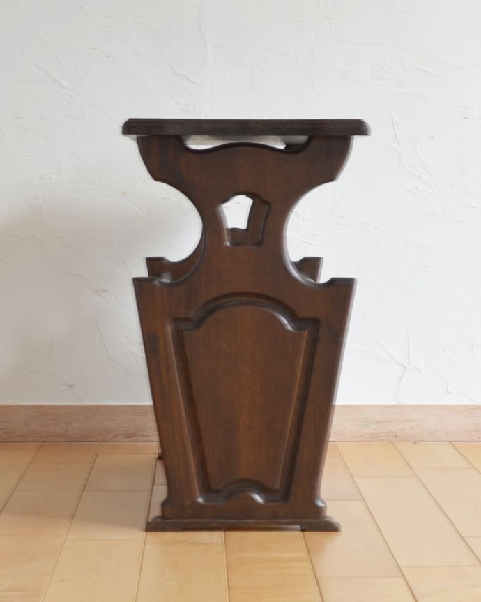 マガジンラック アンティーク家具 落ち着いたブラウンカラーのアンティーク家具、テーブル付きのマガジンラック。アンティークは新品ではないので、もちろん経年変化によるキズはありますが、専門の職人が目立たないようキレイにお直しをしているので、どこから見てもキレイです。(j-1889-f)