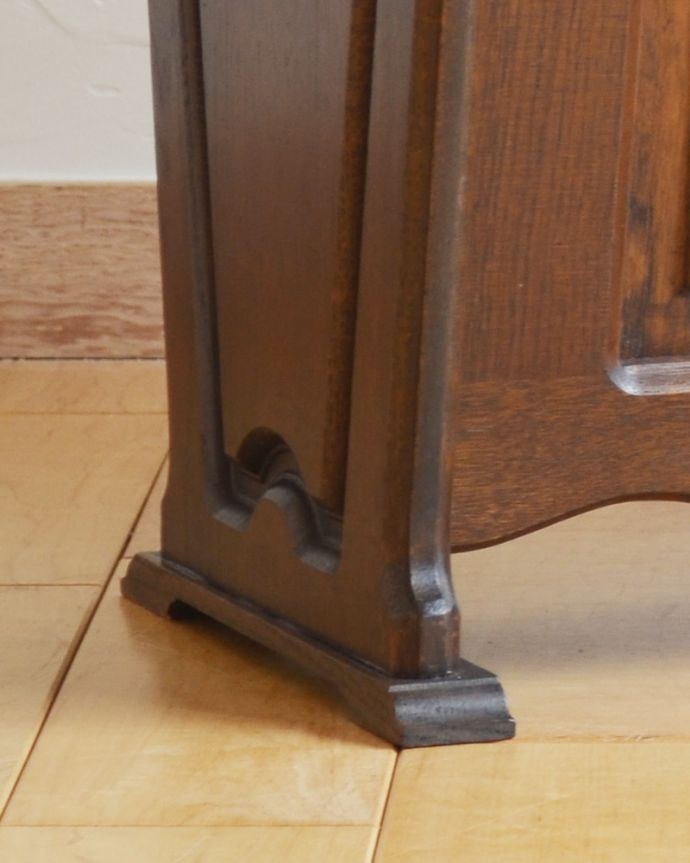 マガジンラック アンティーク家具 落ち着いたブラウンカラーのアンティーク家具、テーブル付きのマガジンラック。メンテナンスしているので安心してお使いいただけます。(j-1889-f)