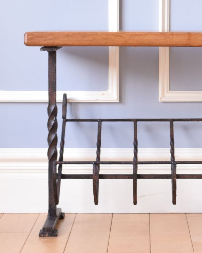 マガジンラック　アンティーク家具　木製天板×アイアンフレームがお洒落なアンティークマガジンラック。置いておくだけでも絵になるオシャレなデザインです。(j-1890-f)