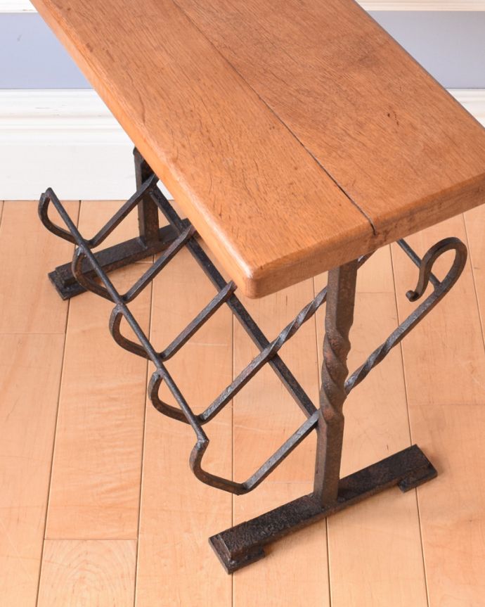 マガジンラック　アンティーク家具　木製天板×アイアンフレームがお洒落なアンティークマガジンラック。このマガジンラックなら、新聞さえかっこよく収納できますね。(j-1890-f)