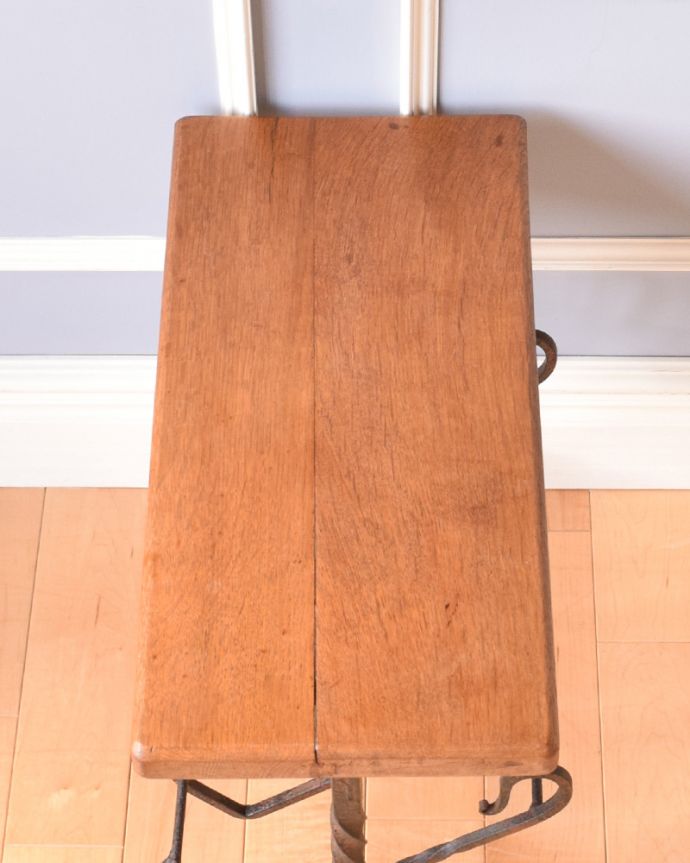 マガジンラック　アンティーク家具　木製天板×アイアンフレームがお洒落なアンティークマガジンラック。天板があります。(j-1890-f)