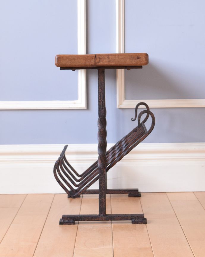 マガジンラック　アンティーク家具　木製天板×アイアンフレームがお洒落なアンティークマガジンラック。横からみても絵になるデザインです。(j-1890-f)