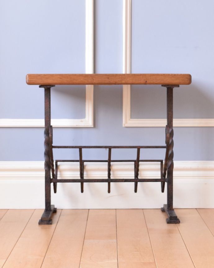マガジンラック　アンティーク家具　木製天板×アイアンフレームがお洒落なアンティークマガジンラック。アンティークは新品ではないので、もちろん経年変化によるキズはありますが、専門の職人が目立たないようキレイにお直しをしているので、後姿までキレイです。(j-1890-f)