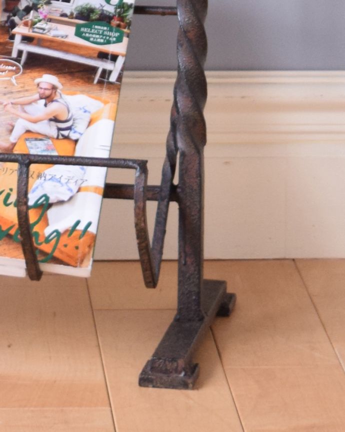 マガジンラック　アンティーク家具　木製天板×アイアンフレームがお洒落なアンティークマガジンラック。メンテナンスしているので安心してお使いいただけます。(j-1890-f)