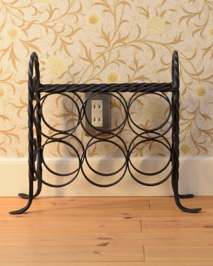 めずらしい家具　アンティーク家具　フランス見つけたアイアン製のアンティークワインラック。木製と違ったアイアンならではのデザインが、インテリアのワンポイントになりそうです。(j-1891-f)