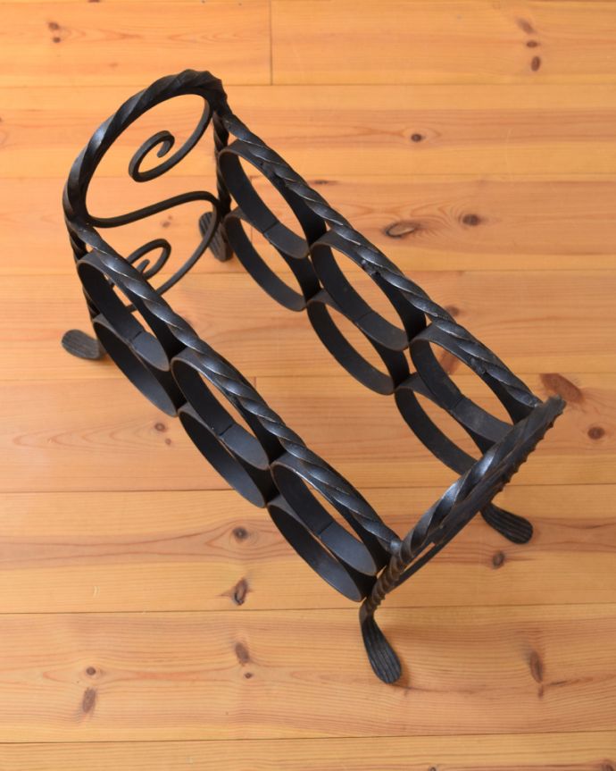 めずらしい家具　アンティーク家具　フランス見つけたアイアン製のアンティークワインラック。奥行きも浅いので置く場所も選びません。(j-1891-f)