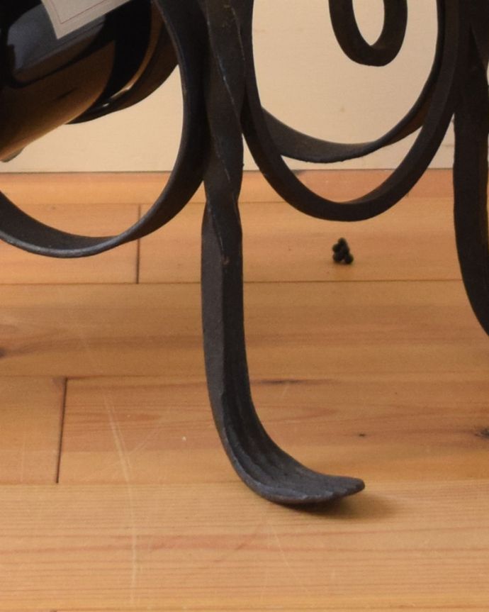 めずらしい家具　アンティーク家具　フランス見つけたアイアン製のアンティークワインラック。フェルトキーパーをお付けしてお届けしています。(j-1891-f)