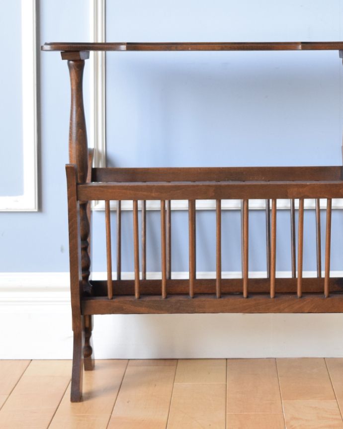 マガジンラック　アンティーク家具　天板もお洒落なアンティークのマガジンラック（天板付き）。ベッドやソファの横など、どこにでもちょこんと置けるコンパクトサイズで便利です。(j-1892-f)