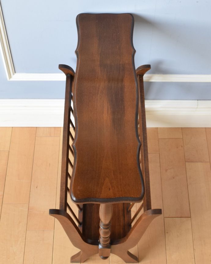 マガジンラック　アンティーク家具　天板もお洒落なアンティークのマガジンラック（天板付き）。天板があります。(j-1892-f)