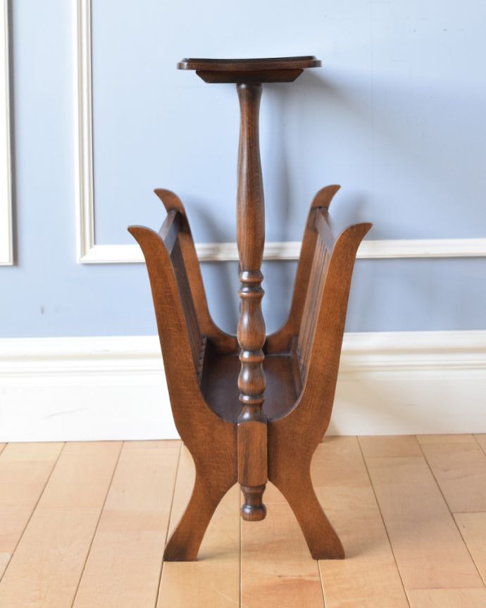 マガジンラック　アンティーク家具　天板もお洒落なアンティークのマガジンラック（天板付き）。アンティークは新品ではないので、もちろん経年変化によるキズはありますが、専門の職人が目立たないようキレイにお直しをしているので、どこから見てもキレイです。(j-1892-f)