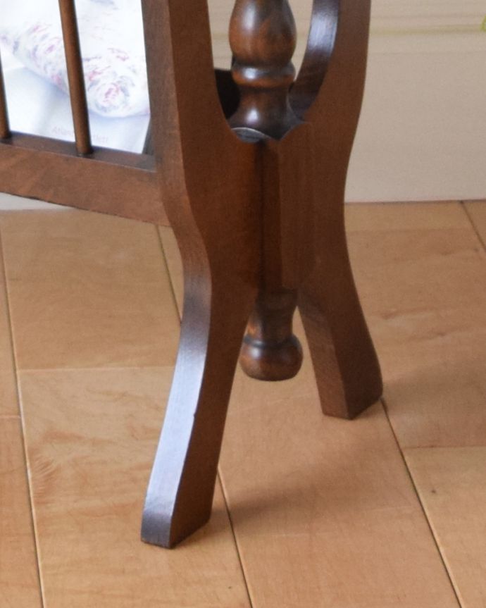 マガジンラック　アンティーク家具　天板もお洒落なアンティークのマガジンラック（天板付き）。しっかりした脚なので安定感があります。(j-1892-f)