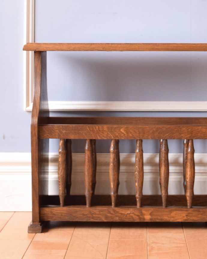 マガジンラック アンティーク家具 タイル天板の豪華なマガジンラック、小さいアンティーク家具。ソファやベッドの横はもちろん、玄関のスリッパ入れや和室のブランケット入れにもなってくれる優れモノです!。(j-1893-f)
