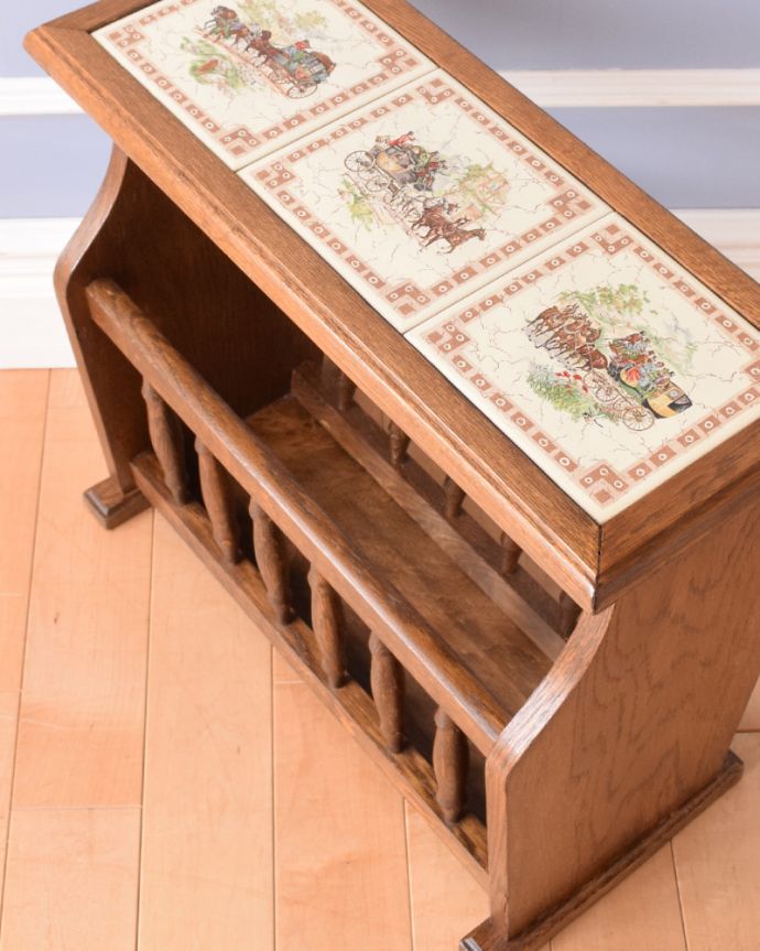 マガジンラック アンティーク家具 タイル天板の豪華なマガジンラック、小さいアンティーク家具。中までしっかりとお手入れしています。(j-1893-f)