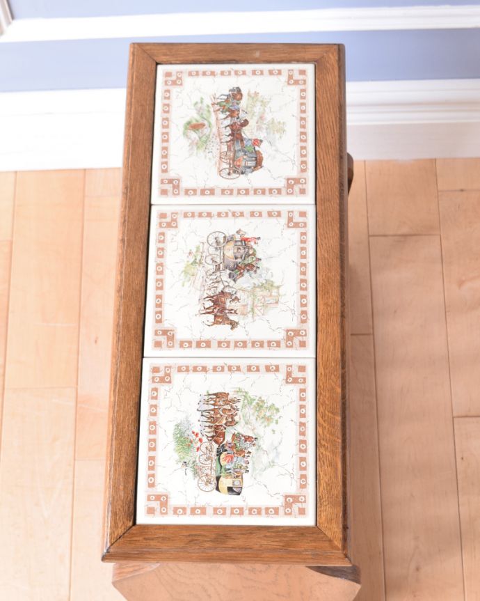 マガジンラック アンティーク家具 タイル天板の豪華なマガジンラック、小さいアンティーク家具。天板付きのマガジンラックです。(j-1893-f)