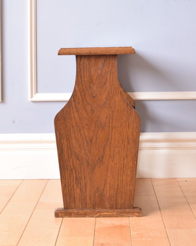 マガジンラック アンティーク家具 タイル天板の豪華なマガジンラック、小さいアンティーク家具。アンティークは新品ではないので、もちろん経年変化によるキズはありますが、専門の職人が目立たないようキレイにお直しをしているので、どこから見てもキレイです。(j-1893-f)