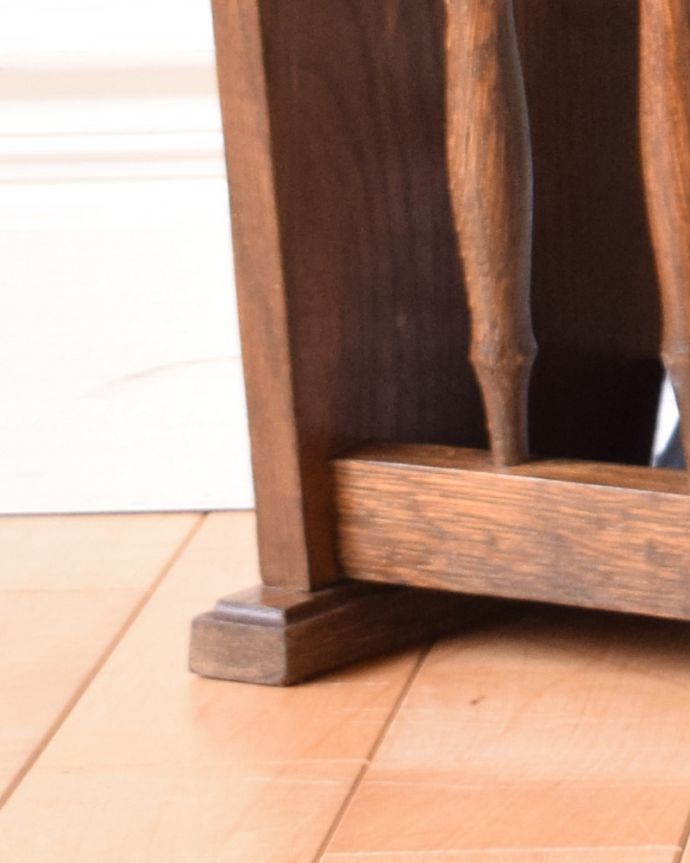 マガジンラック アンティーク家具 タイル天板の豪華なマガジンラック、小さいアンティーク家具。メンテナンスしているので安心してお使いいただけます。(j-1893-f)