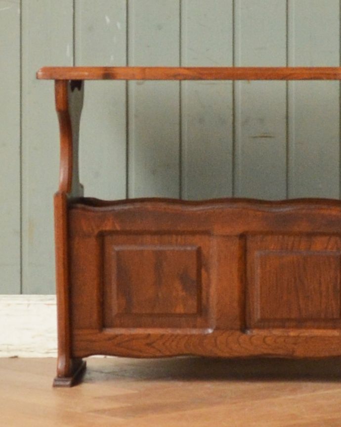 マガジンラック　アンティーク家具　和室にも合うフランス輸入の小さな家具、おしゃれなアンティークマガジンラック。ベッドやソファの横など、どこにでもちょこんと置けるコンパクトサイズで便利です。(j-1894-f)