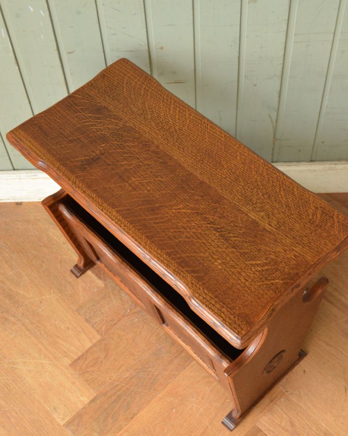 マガジンラック　アンティーク家具　和室にも合うフランス輸入の小さな家具、おしゃれなアンティークマガジンラック。天板があります。(j-1894-f)