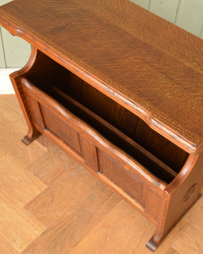 マガジンラック　アンティーク家具　和室にも合うフランス輸入の小さな家具、おしゃれなアンティークマガジンラック。中までしっかりとお手入れしています。(j-1894-f)