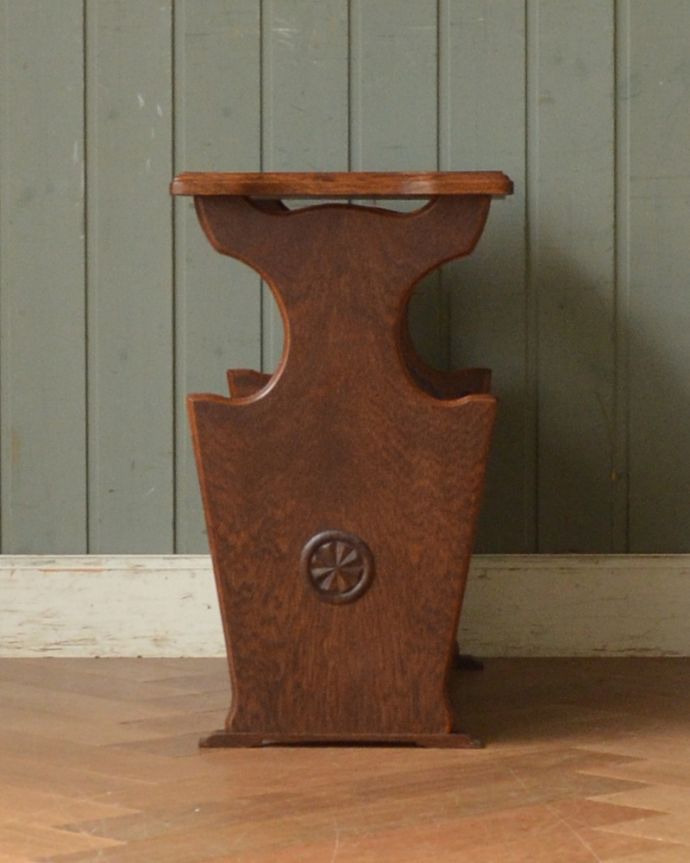 マガジンラック　アンティーク家具　和室にも合うフランス輸入の小さな家具、おしゃれなアンティークマガジンラック。アンティークは新品ではないので、もちろん経年変化によるキズはありますが、専門の職人が目立たないようキレイにお直しをしているので、どこから見てもキレイです。(j-1894-f)