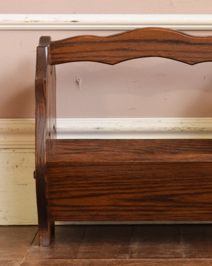 マガジンラック　アンティーク家具　木目がキレイなアンティーク家具、たっぷり入る持ち手付きのマガジンラック。ベッドやソファの横など、どこにでもちょこんと置けるコンパクトサイズで便利です。(j-1895-f)