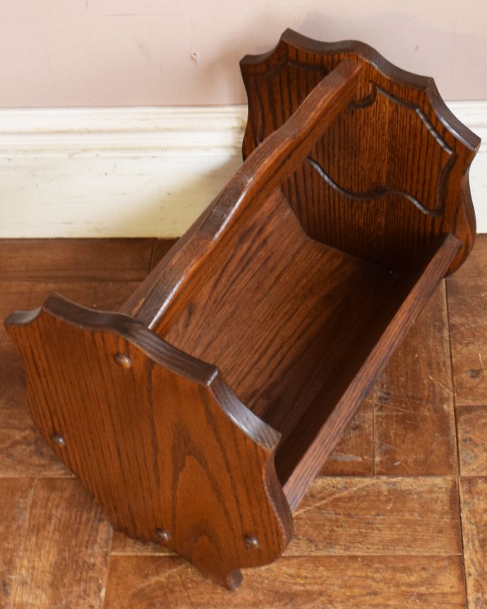 マガジンラック　アンティーク家具　木目がキレイなアンティーク家具、たっぷり入る持ち手付きのマガジンラック。中までしっかりとお手入れしています。(j-1895-f)