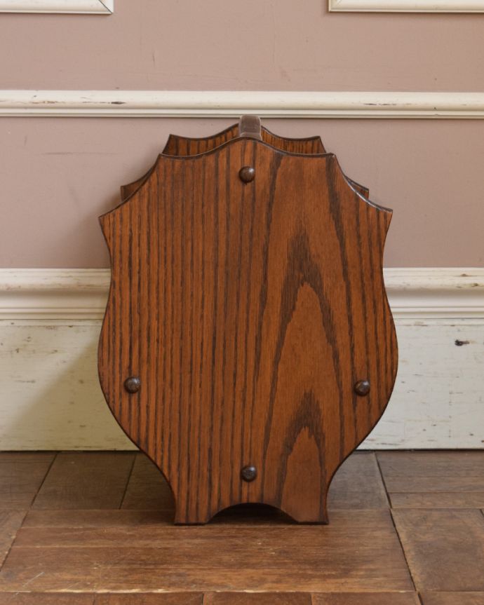 マガジンラック　アンティーク家具　木目がキレイなアンティーク家具、たっぷり入る持ち手付きのマガジンラック。アンティークは新品ではないので、もちろん経年変化によるキズはありますが、専門の職人が目立たないようキレイにお直しをしているので、どこから見てもキレイです。(j-1895-f)