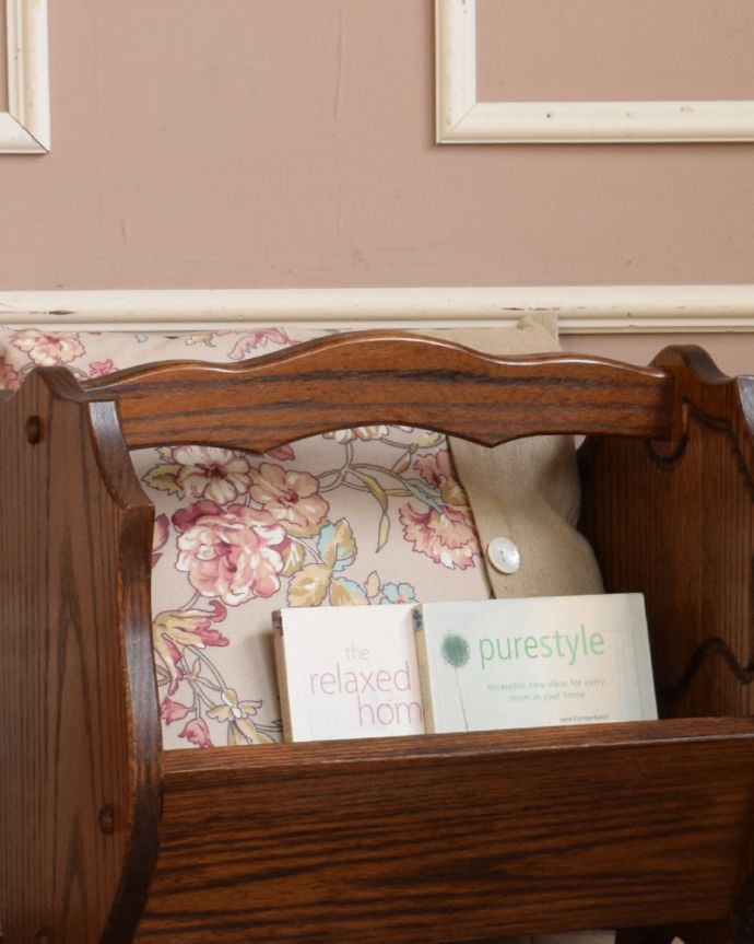 マガジンラック　アンティーク家具　木目がキレイなアンティーク家具、たっぷり入る持ち手付きのマガジンラック。ハンドル付きなので持ち運びも楽チン！使いたいところで使ってくださいね。(j-1895-f)