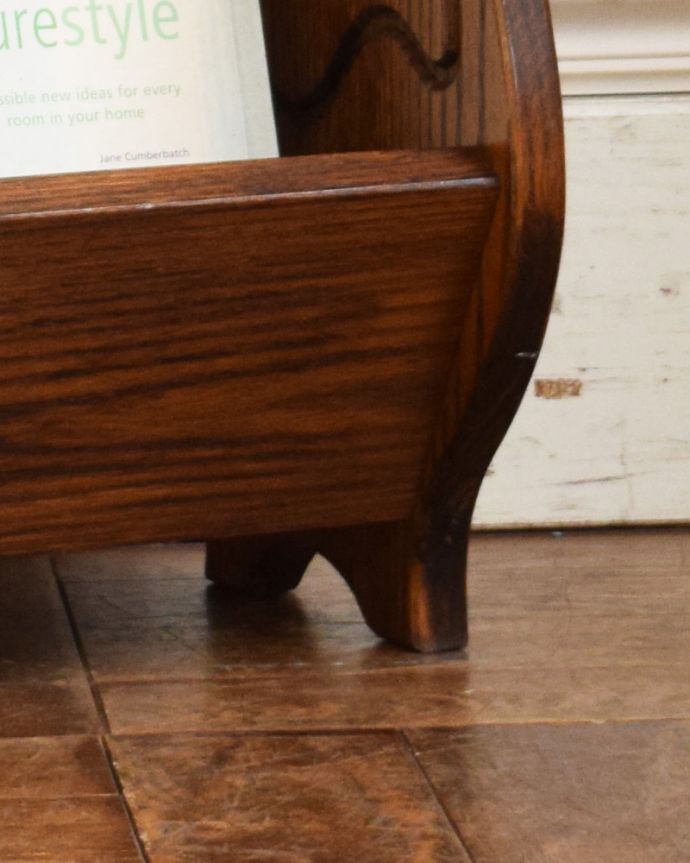 マガジンラック　アンティーク家具　木目がキレイなアンティーク家具、たっぷり入る持ち手付きのマガジンラック。メンテナンスしているので安心してお使いいただけます。(j-1895-f)