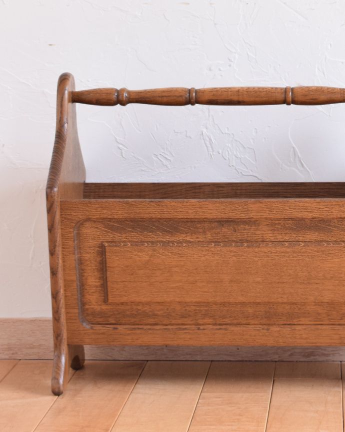 マガジンラック　アンティーク家具　持ち手付きのマガジンラック、片手で持ち運べるアンティーク家具。ベッドやソファの横など、どこにでもちょこんと置けるコンパクトサイズで便利です。(j-1896-f)