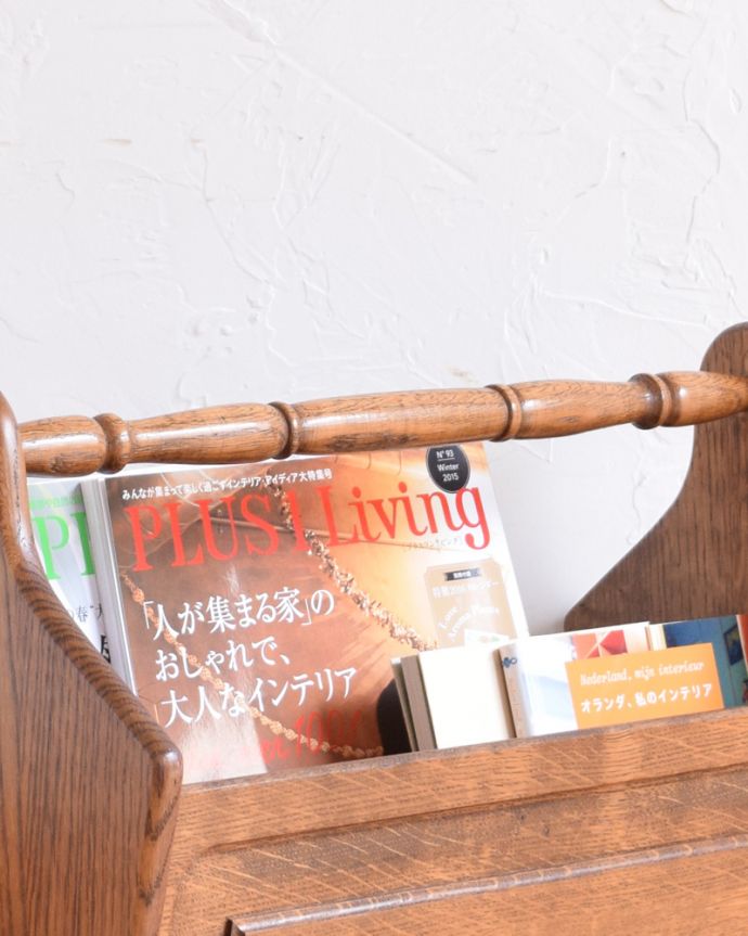 マガジンラック　アンティーク家具　持ち手付きのマガジンラック、片手で持ち運べるアンティーク家具。ハンドル付きなので持ち運びも楽チン！使いたいところで使ってくださいね。(j-1896-f)